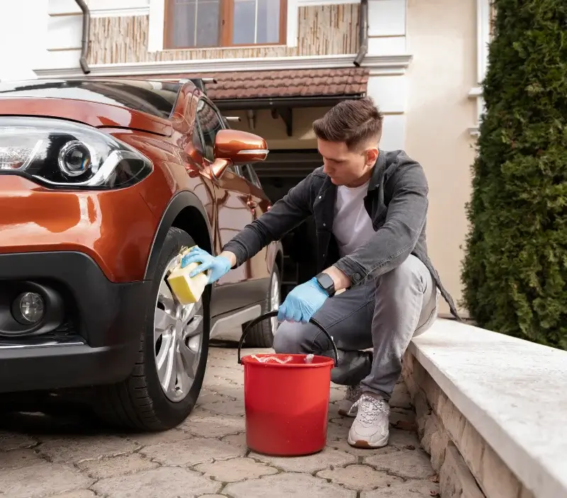 Lavage auto à domicile Éguzon-Chantôme : professionnel intervenant sur un véhicule